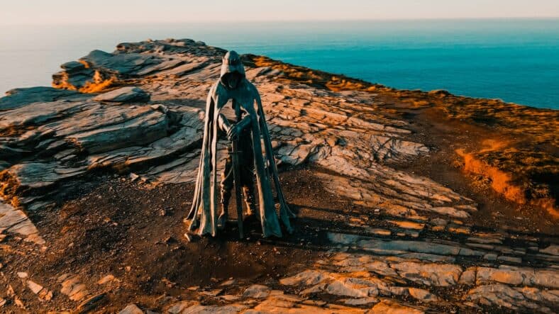 king arthur statue / historical figures