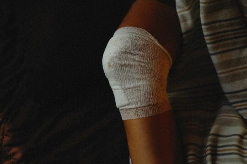 knee wrapped in gauze