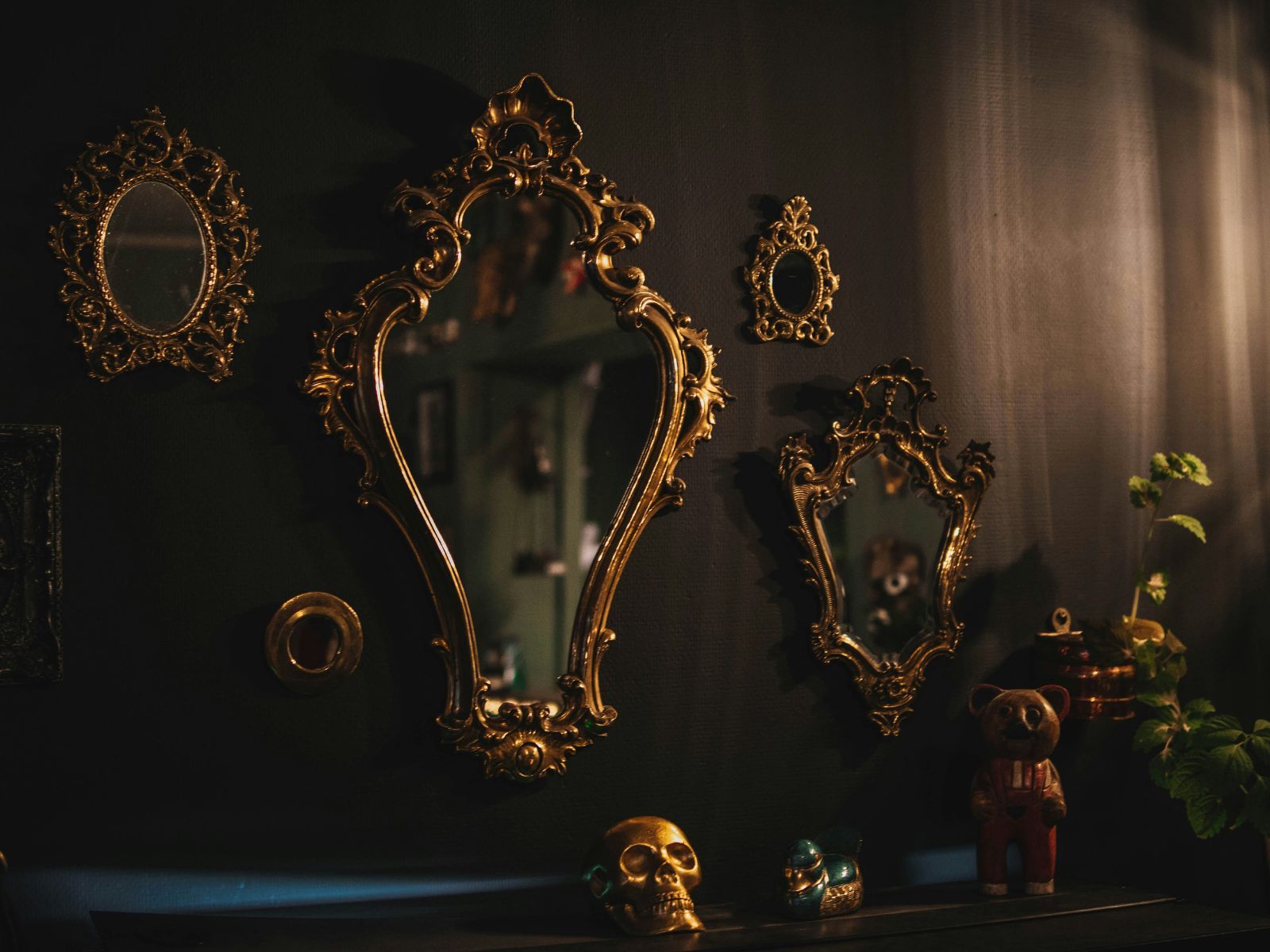 Antique Mirrors, Unsplash