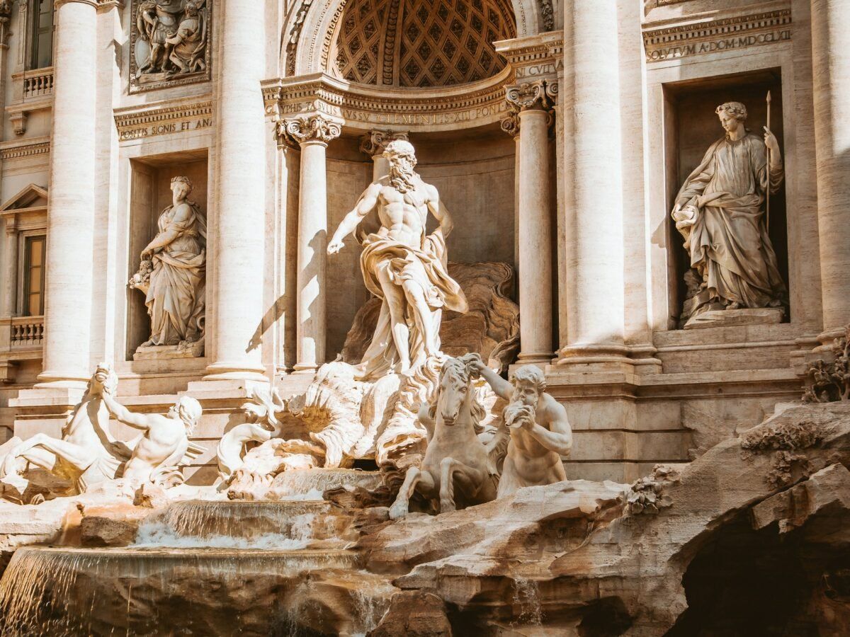 building with statues / interesting facts about the renaissance