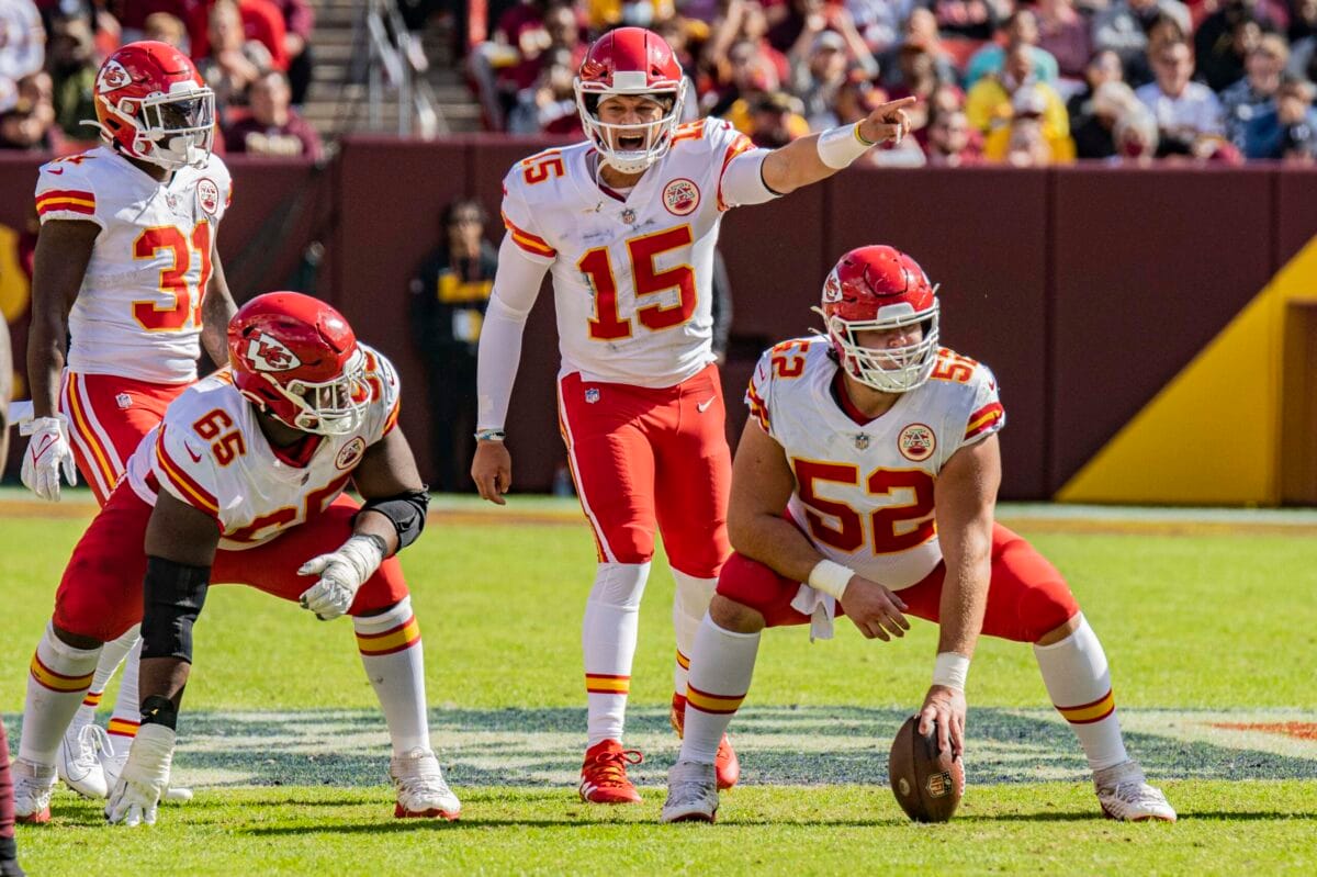 patrick mahomes on the field / mahomes rookie card