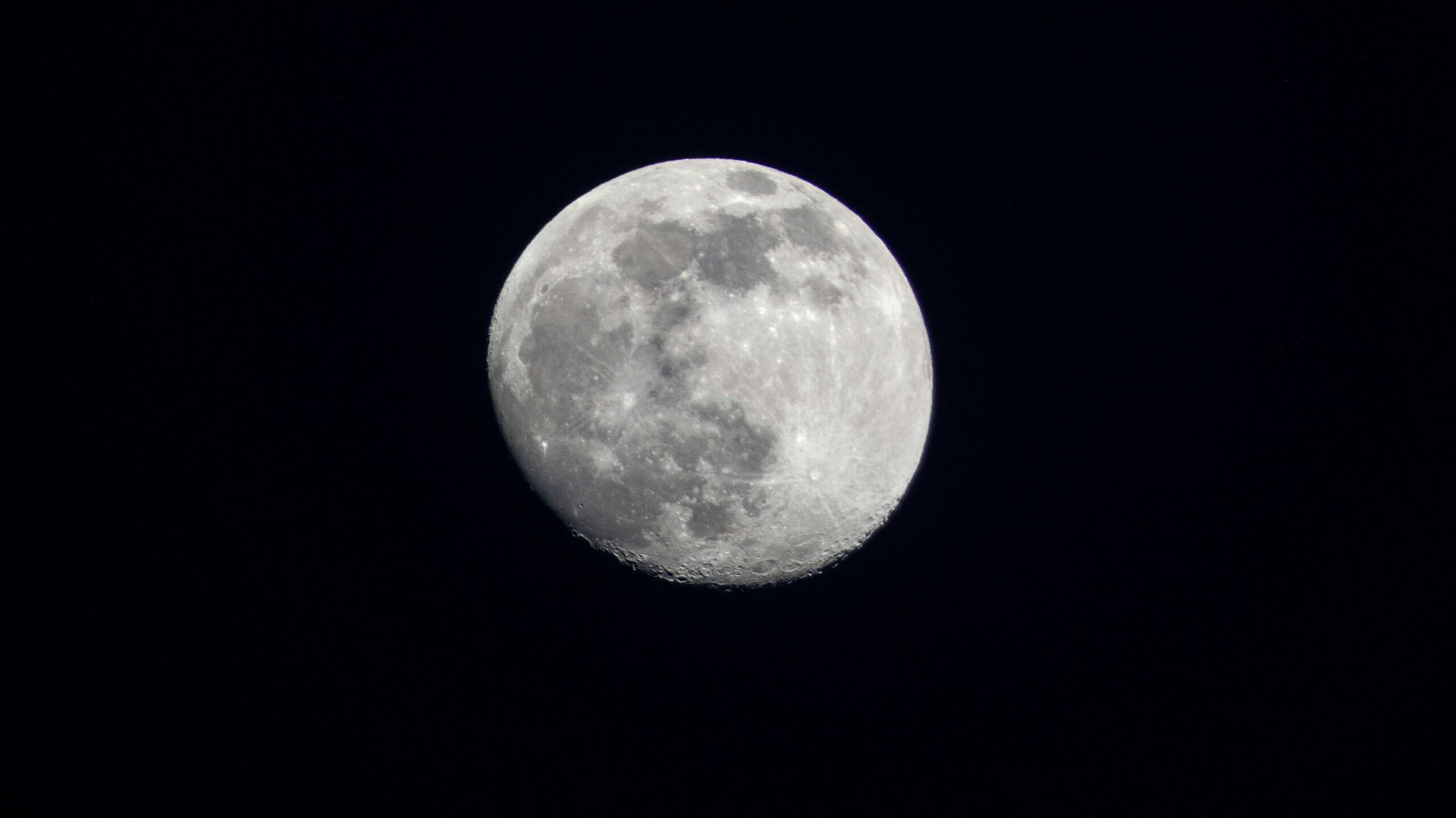 Titanic Moon, Unsplash