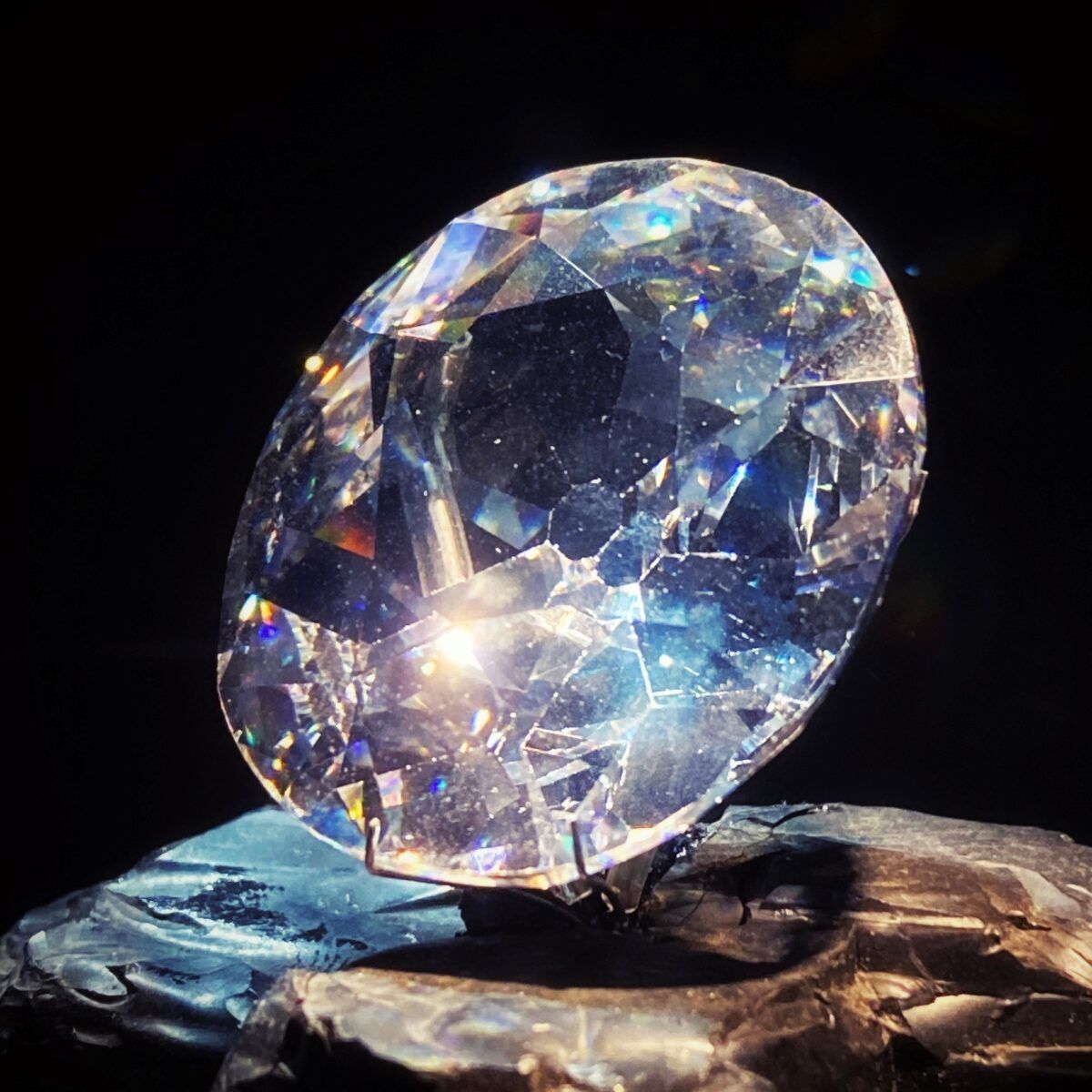 The Koh-i-Noor Diamond / cursed objects in museums
