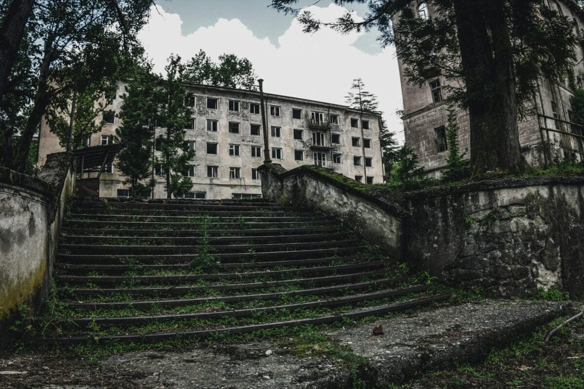 abandoned buildings / ghost towns
