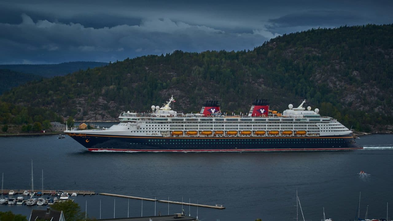 Cruise Super Bowl Facts, Unsplash