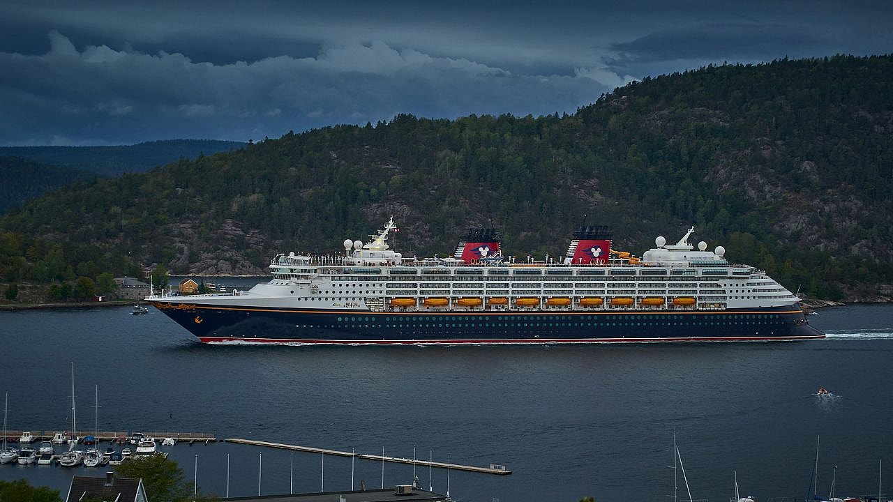 Cruise Super Bowl Facts, Unsplash