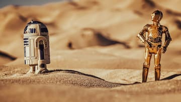 r2d2 and c3po toys in sand / 1970s star wars toys