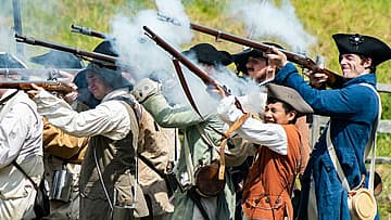 revolutionary war soldiers reenactment / revolutionary war troops