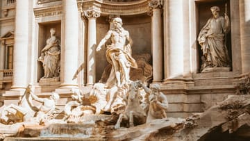 building with statues / interesting facts about the renaissance