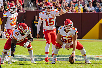 patrick mahomes on the field / mahomes rookie card