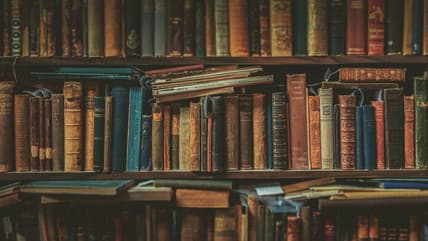 vintage books on bookshelf / vintage sci-fi paperbacks