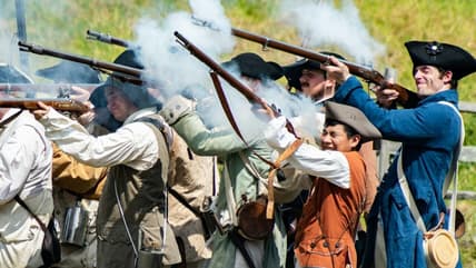 revolutionary war soldiers reenactment / revolutionary war troops