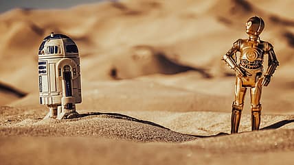 r2d2 and c3po toys in sand / 1970s star wars toys
