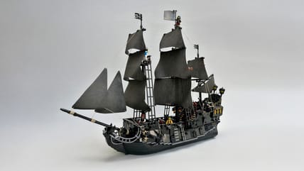 LEGO Black Pearl Set Returns in 2025 with New Details and Collectible