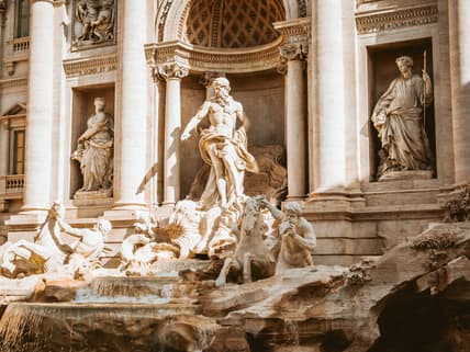 building with statues / interesting facts about the renaissance