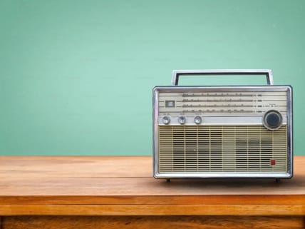12 Vintage Collectible Radios for a Retro Decorative Touch