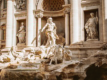 building with statues / interesting facts about the renaissance