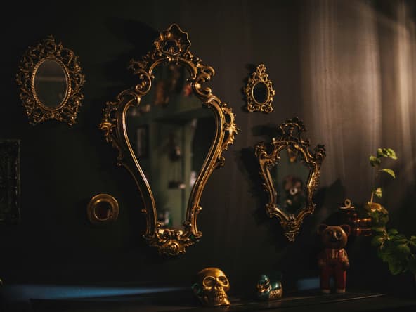 Antique Mirrors, Unsplash
