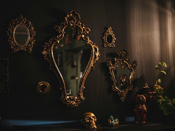 Antique Mirrors, Unsplash