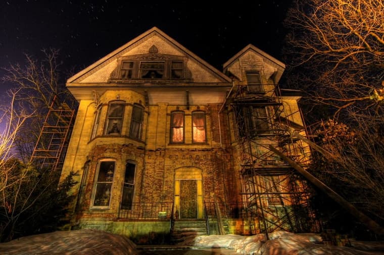 creepy historical buildings Haunted-Buildings