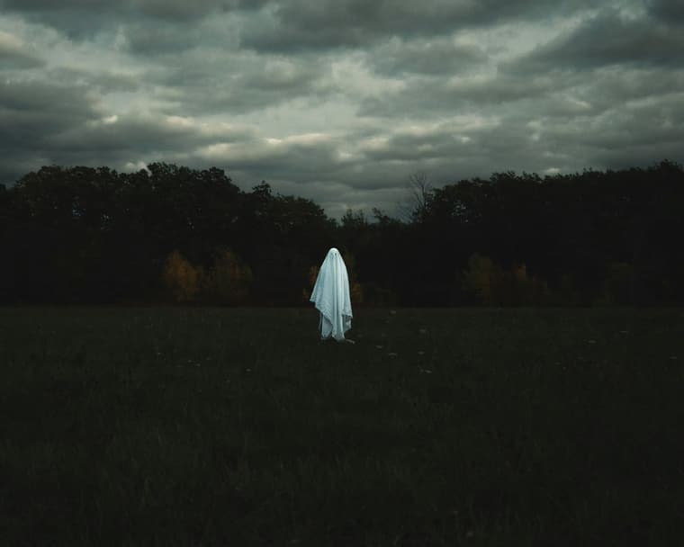ghost standing alone / famous american ghost stories