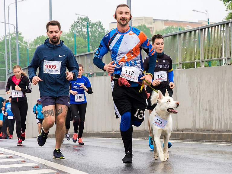 Humans Run, Unsplash