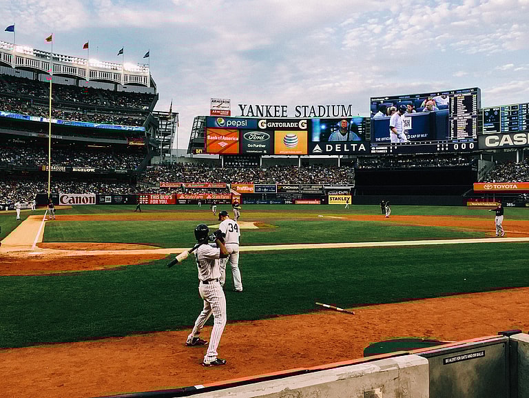 lou gehrig baseball cards, credit: unsplash
