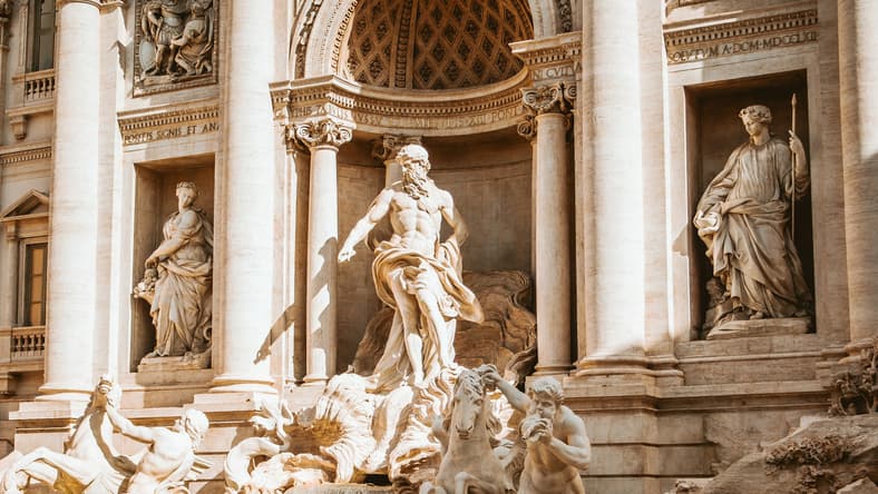 building with statues / interesting facts about the renaissance