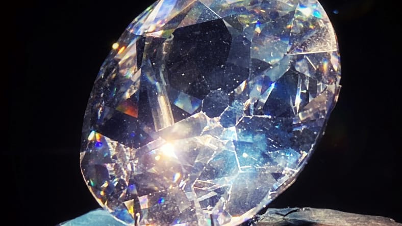 The Koh-i-Noor Diamond / cursed objects in museums