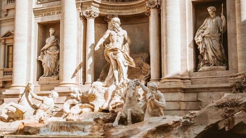 building with statues / interesting facts about the renaissance