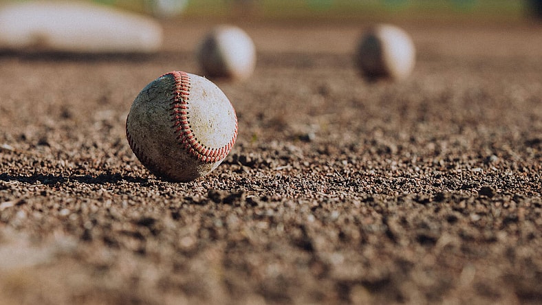 how to tell if a baseball card is worth money