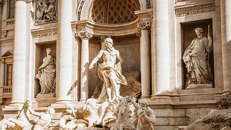 building with statues / interesting facts about the renaissance