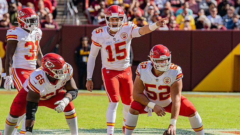 patrick mahomes on the field / mahomes rookie card