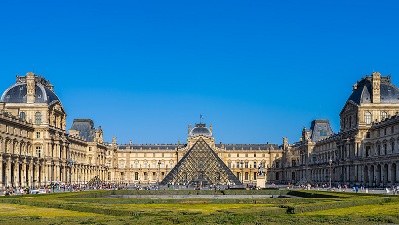 louvre museum / oldest museums in the world