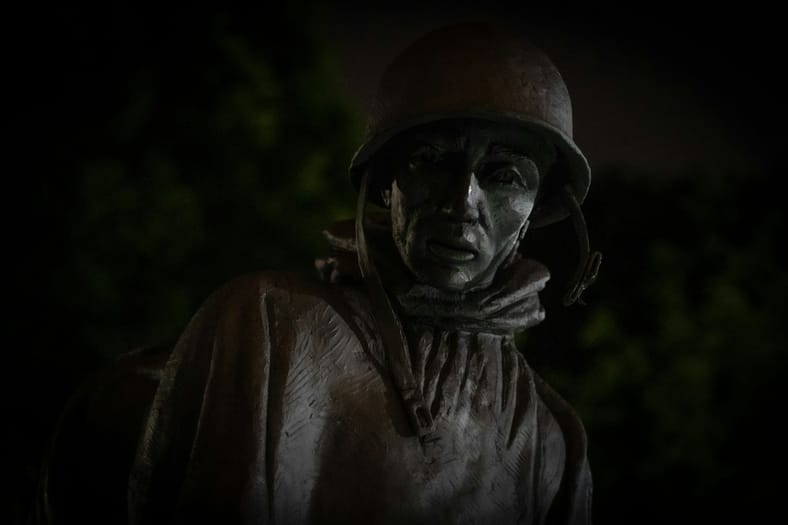 world war ii soldier statue