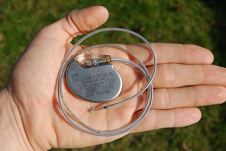 An artificial pacemaker (serial number 1723182) from St. Jude Medical, with electrode.