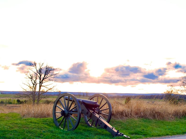 gettysburg with old cannon