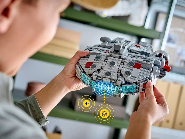 SMART Play Millennium Falcon LEGO