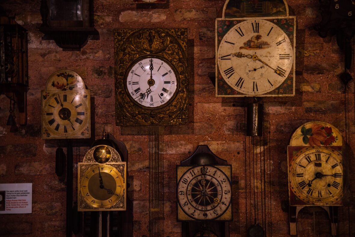 antique clocks guide for collectors: understanding the value