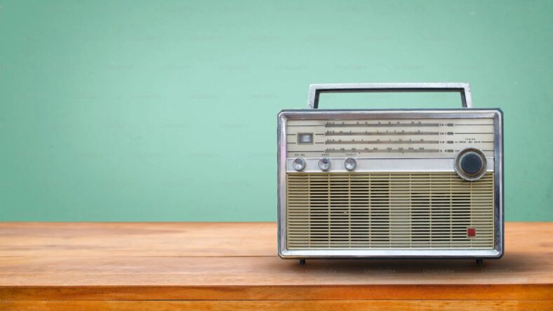 8 Vintage Collectible Radios for a Retro Decorative Touch