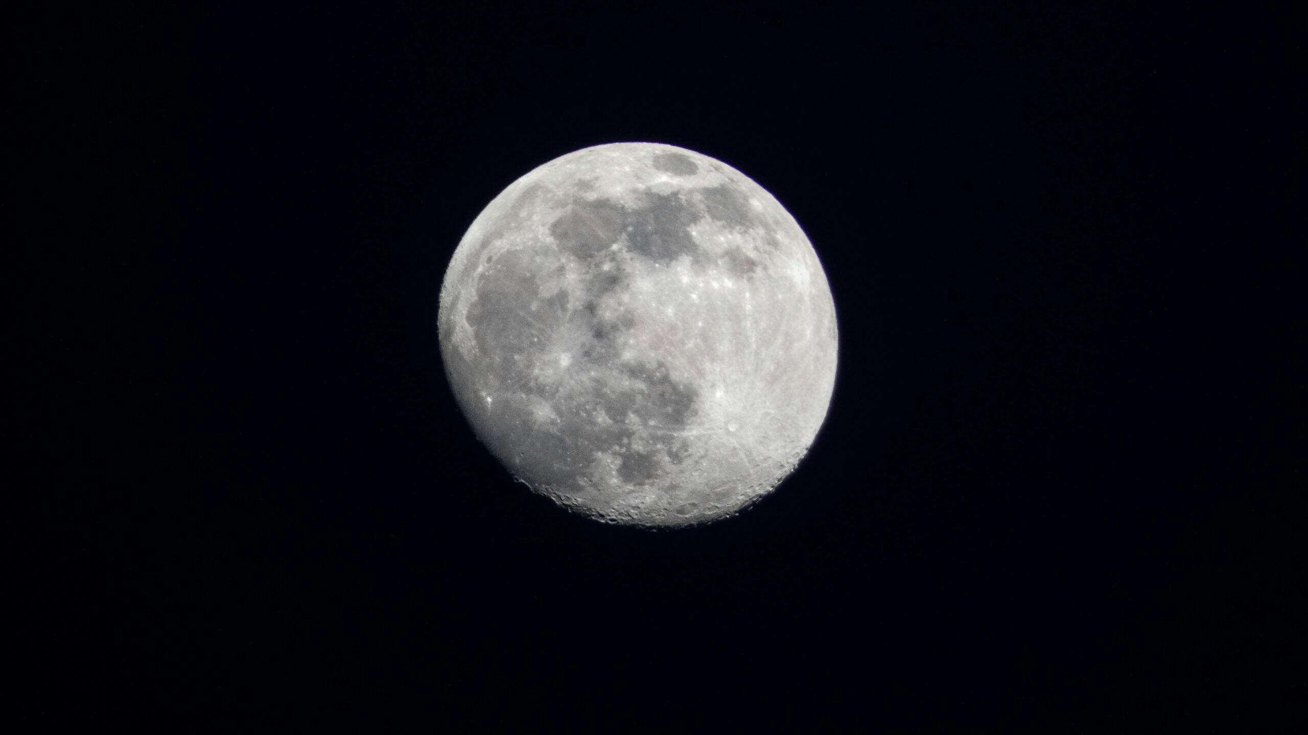 Titanic Moon, Unsplash